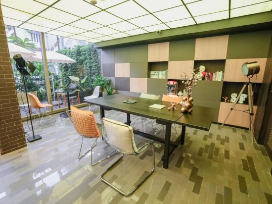 Фото Seekers Finders Rama IV Hotel, SureStay Collection by BW