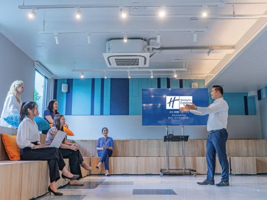 Фото Holiday Inn Express Bangkok Soi Soonvijai