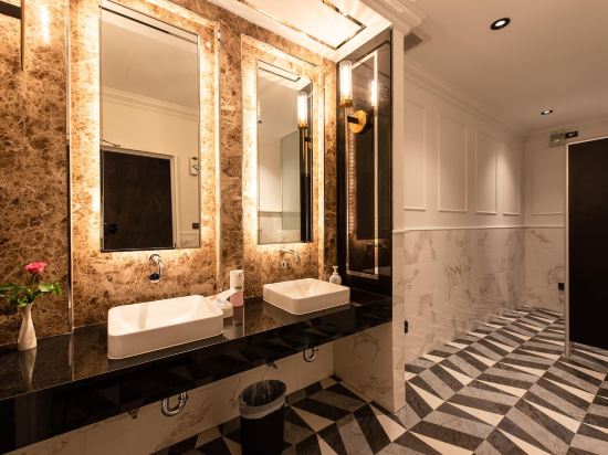 Фото Blackwoods Hotel Pattaya