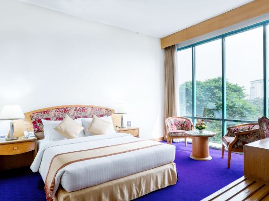 Фото Lake Castle