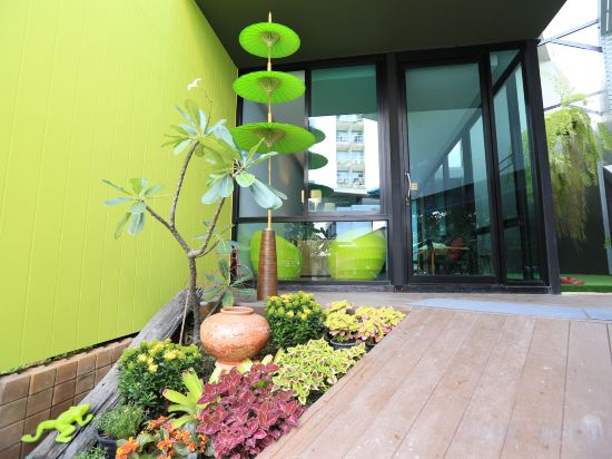 Фото The White Elephant Home