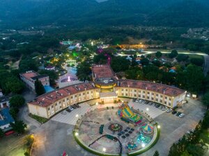 Shantou Lotusmountain Hot-Spring Resort (Inside the National AAAA-level Scenic Area, Lianhua Town), hotel