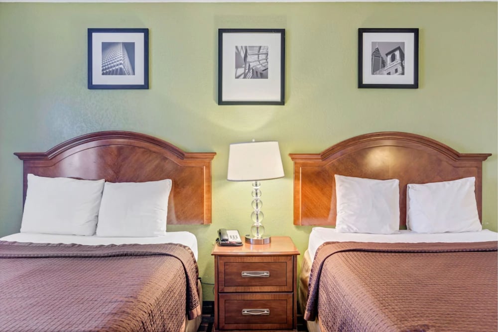 Фото Travelodge by Wyndham Savannah Midtown