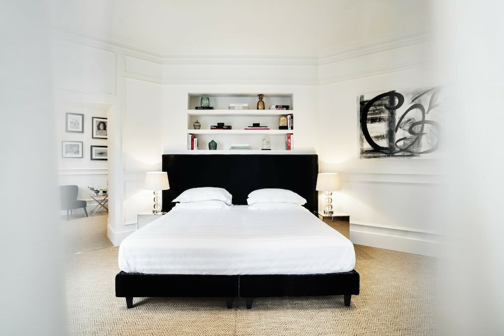 Фото The Shire Hotel