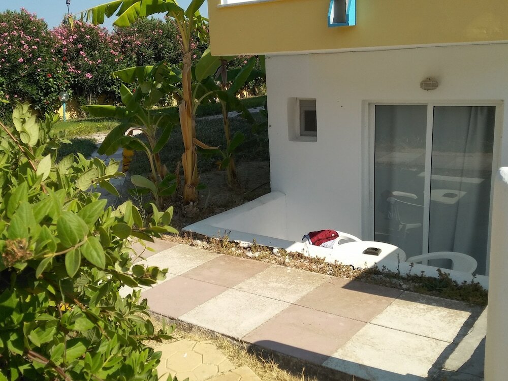 Фото Leonidas Hotel and Studios