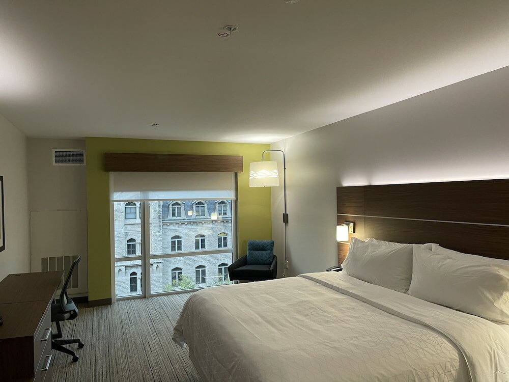 Фото Holiday Inn Express & Suites Lincoln Downtown