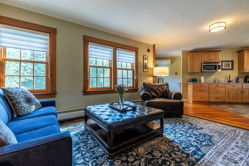 Фото The White House Inn