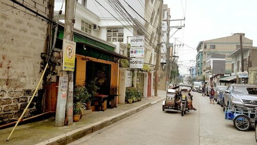 Внешний вид отеля Crossroads Hostel Manila в Мандалуйонге, фото 3