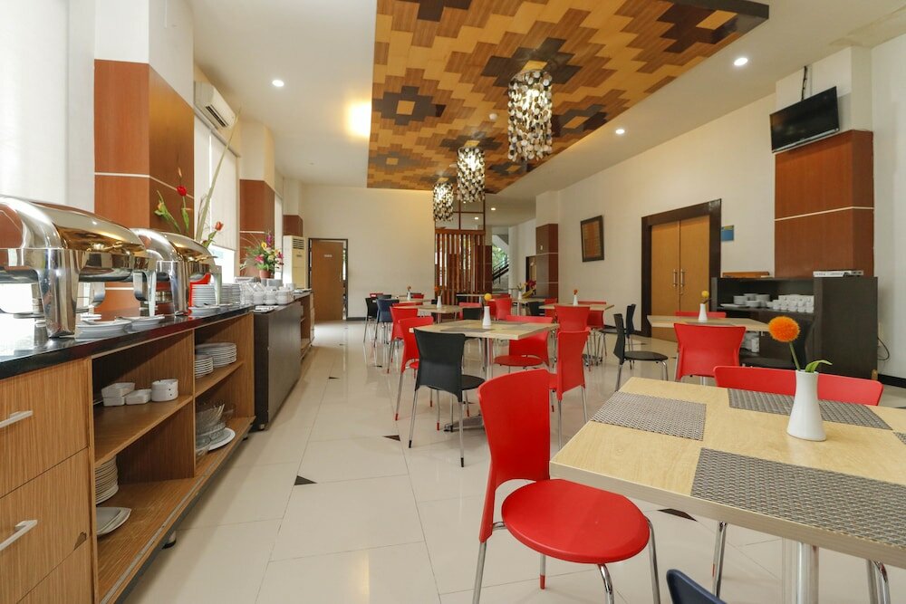 Фото RedDoorz Plus near Pantai Losari