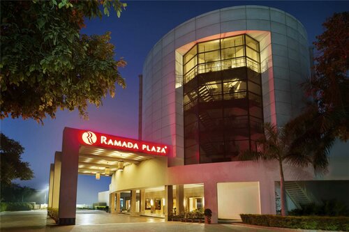 Внешний вид отеля Ramada Plaza by Wyndham Jhv Varanasi в Варанаси, фото 1