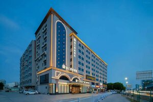 Jinjiang Metropolo Hotel (No 6004 Nanwan South Road, Wanzai Street), hotel