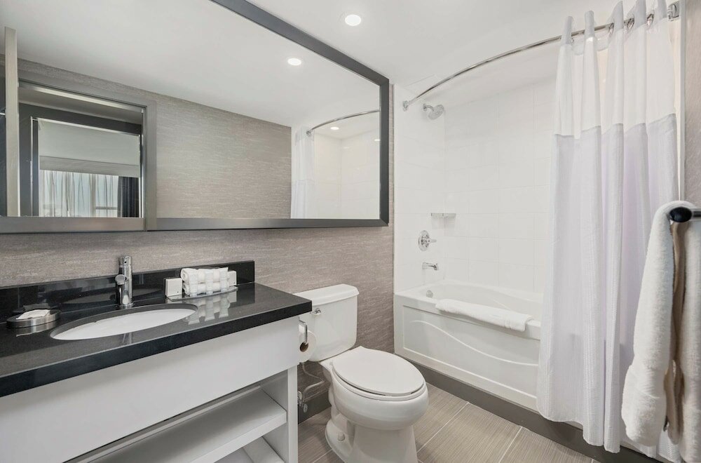 Фото Sandman Signature Toronto Airport Hotel