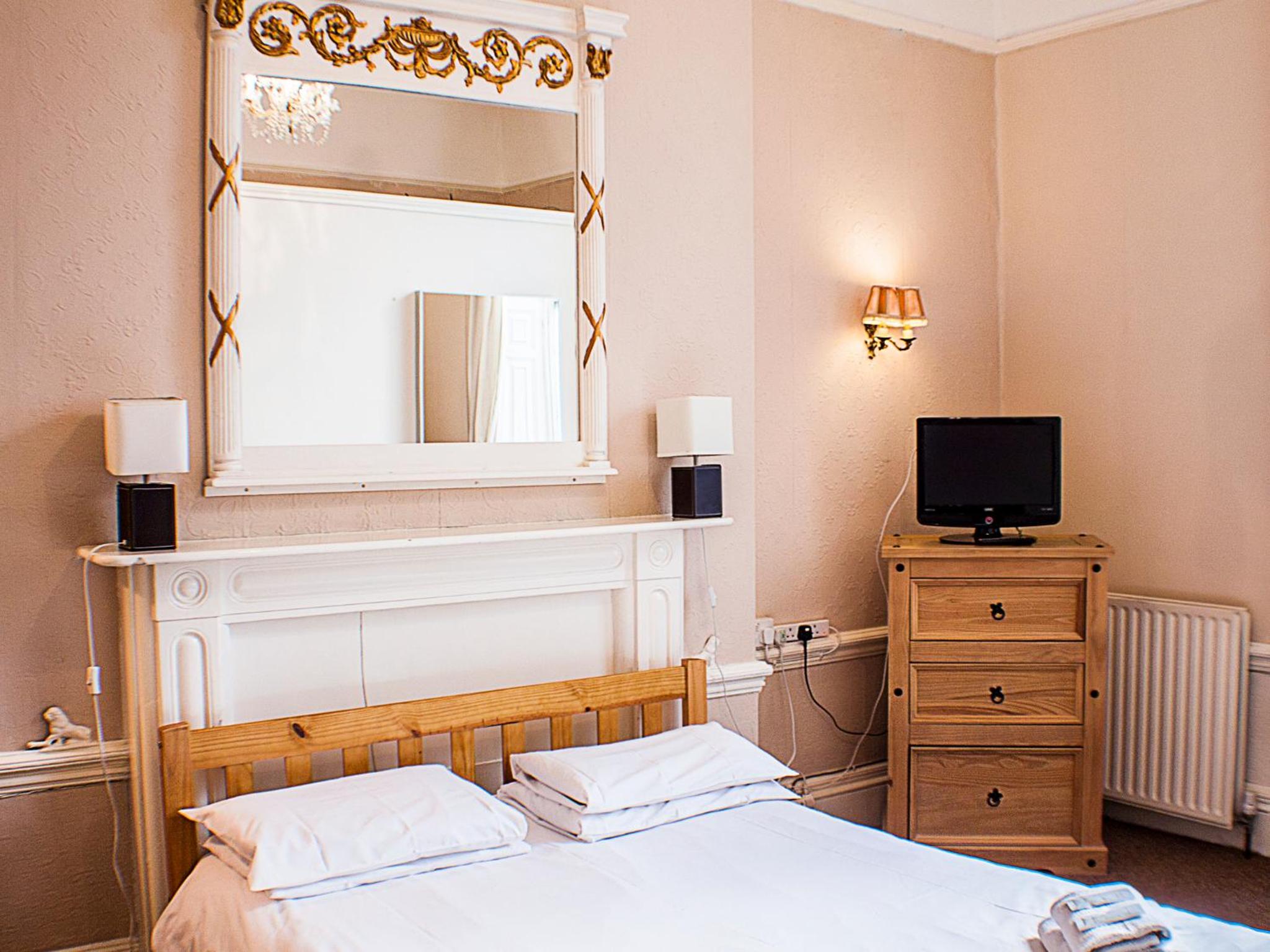 Фото The Queensbury Hotel