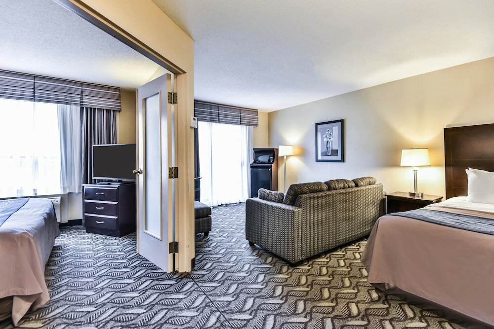 Фото Comfort Inn & Suites Ambassador Bridge