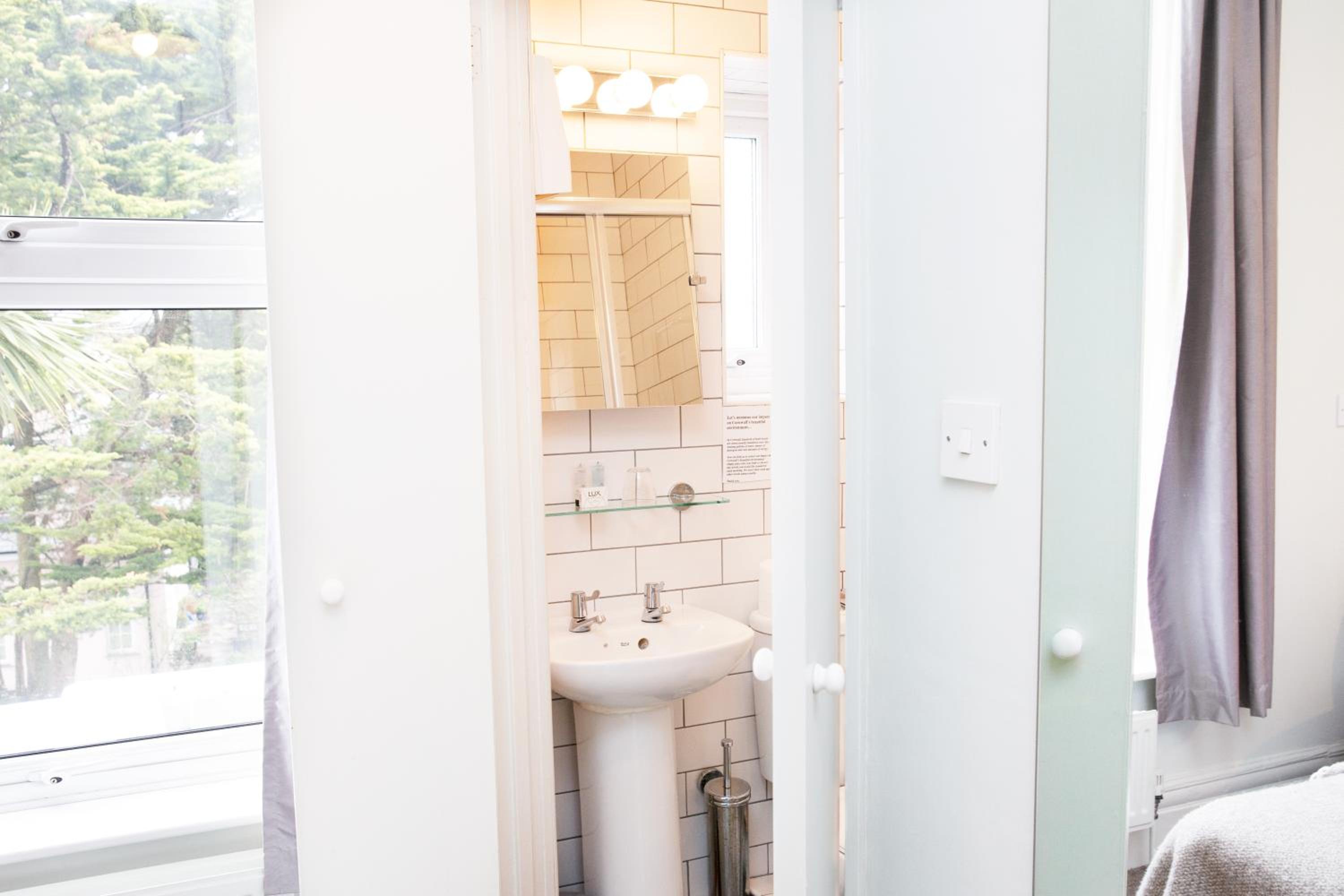 Фото The Lerryn Hotel