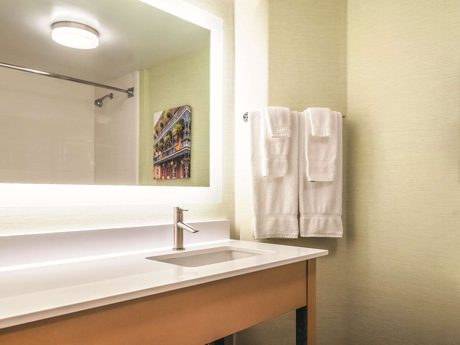 Фото La Quinta Inn & Suites by Wyndham New Orleans Downtown