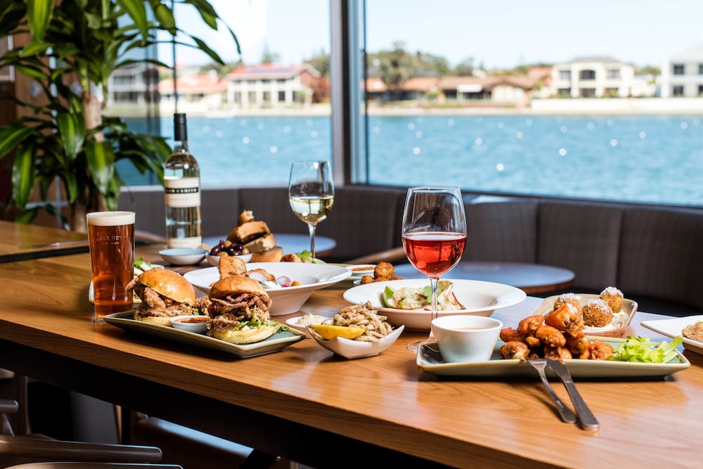 Фото The Lakes Resort Hotel