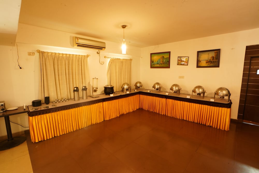 Фото Hotel Grand Bee