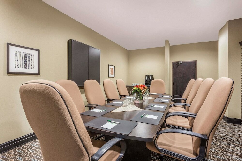 Фото Wingate by Wyndham Regina