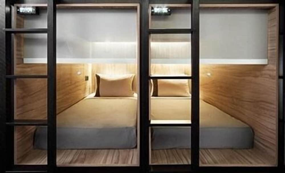 Фото The POD Boutique Capsule Hotel