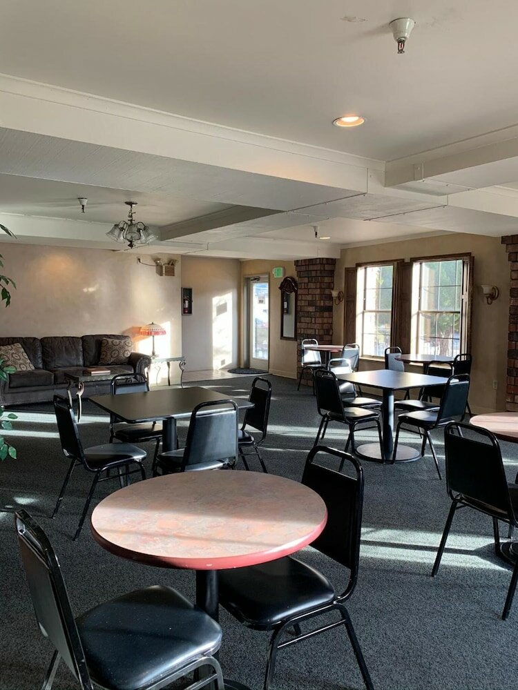 Фото Hardman House Inn & Suites