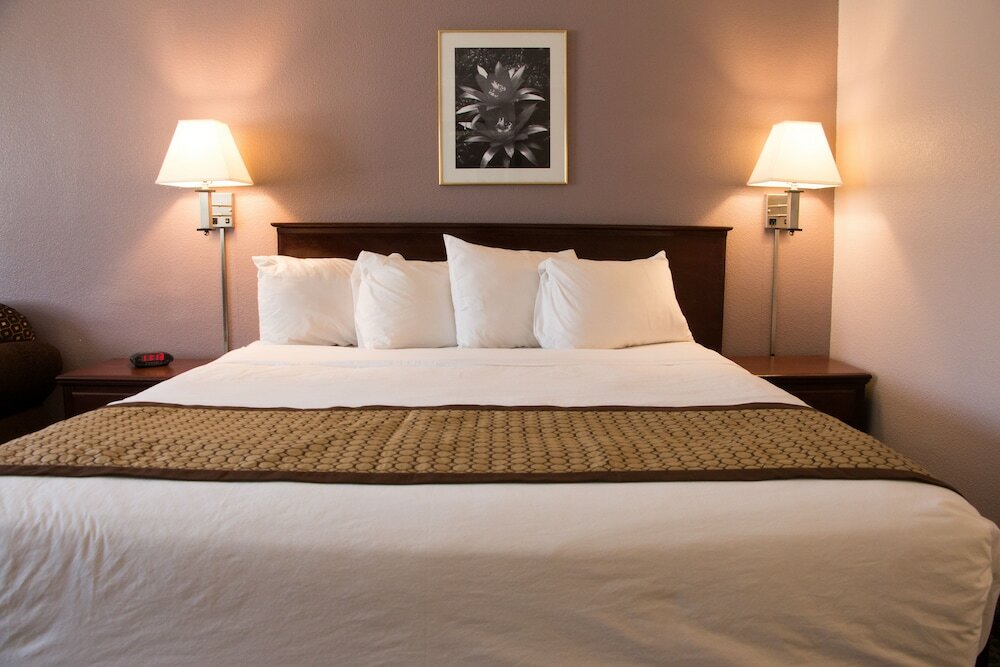 Фото Days Inn by Wyndham Indio