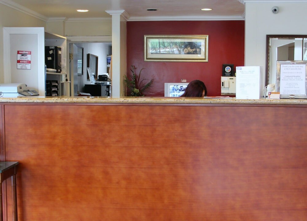 Фото Caravelle Inn & Suites