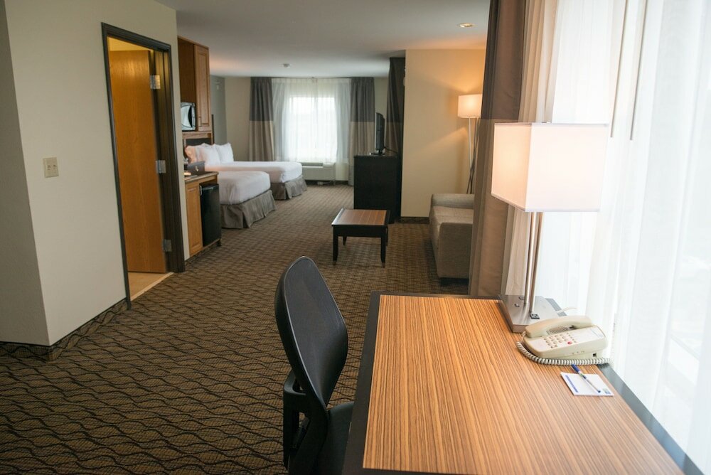 Фото Holiday Inn Express Hotel & Suites Chanhassen, an Ihg Hotel
