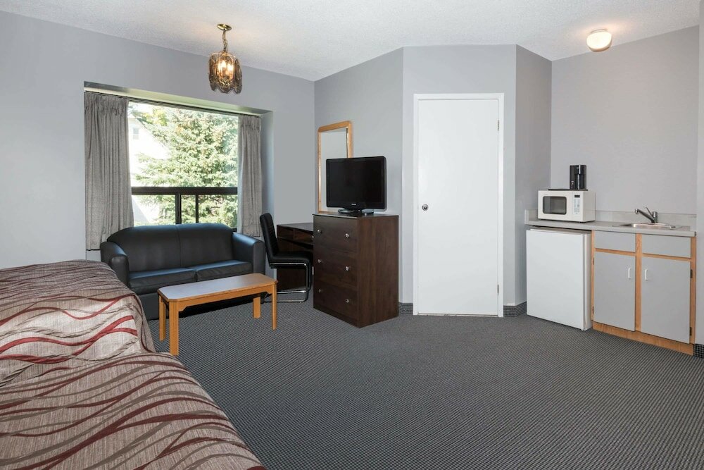 Фото Super 8 by Wyndham Mt Hope Hamilton Intl Arpt On