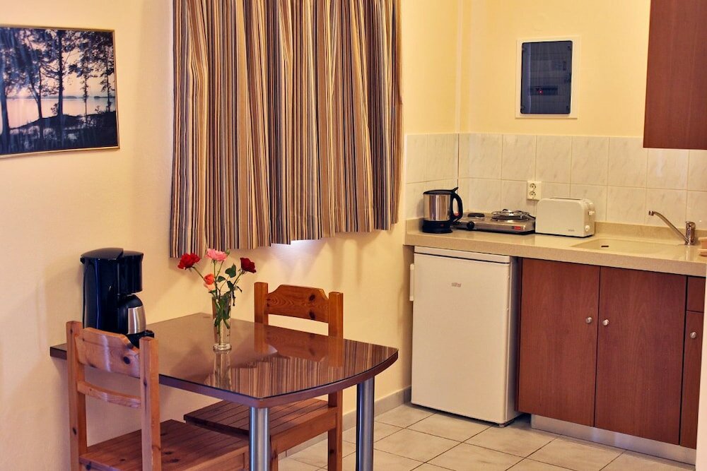 Фото Sandy's Studios Apartments & Log Villas