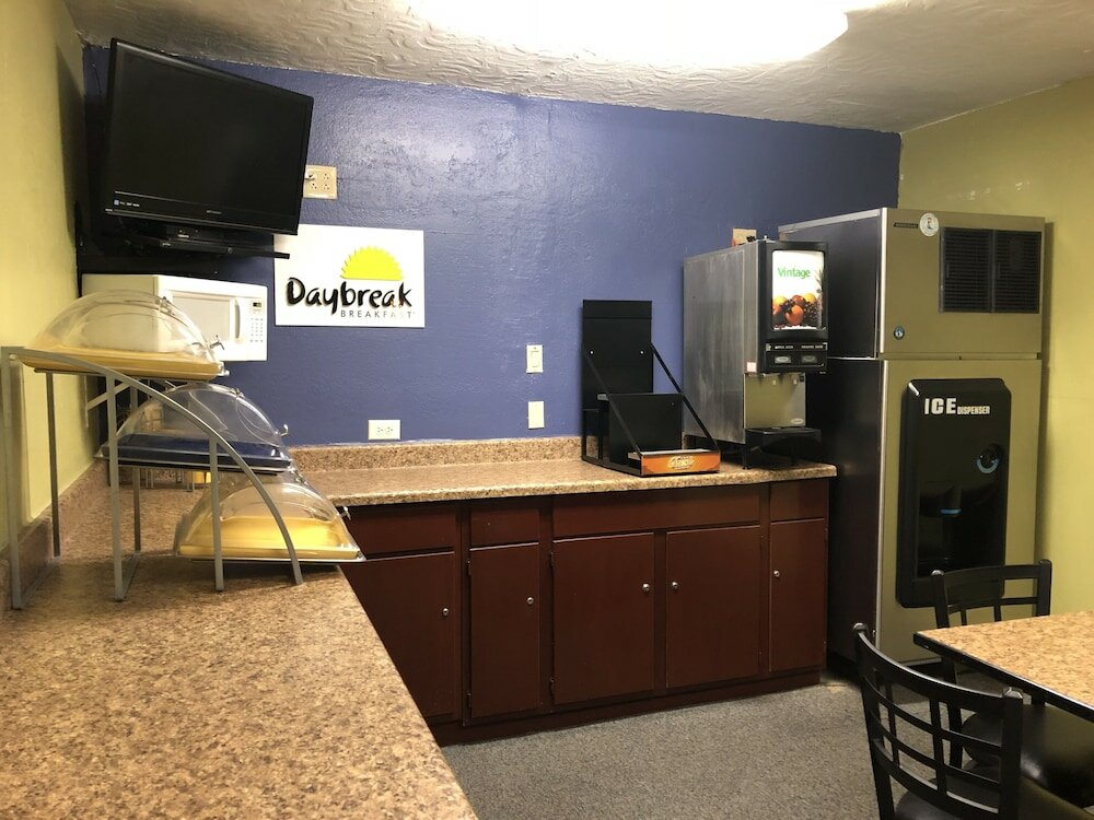 Фото Days Inn by Wyndham Hobbs