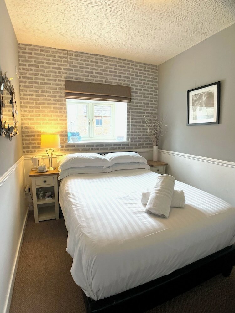 Фото The Lawns Hotel