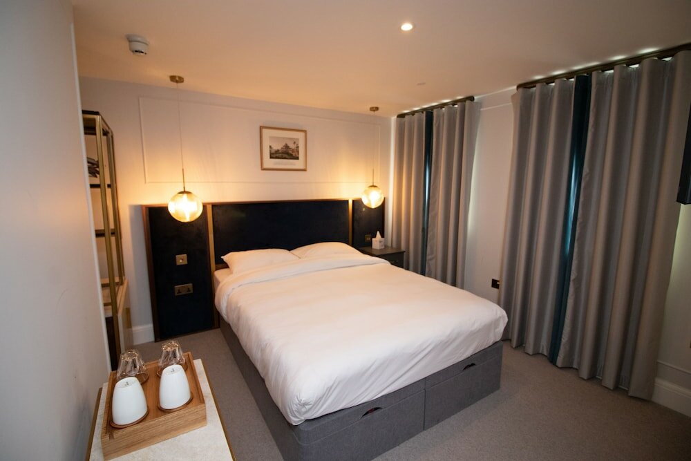 Фото Three Falcons Hotel