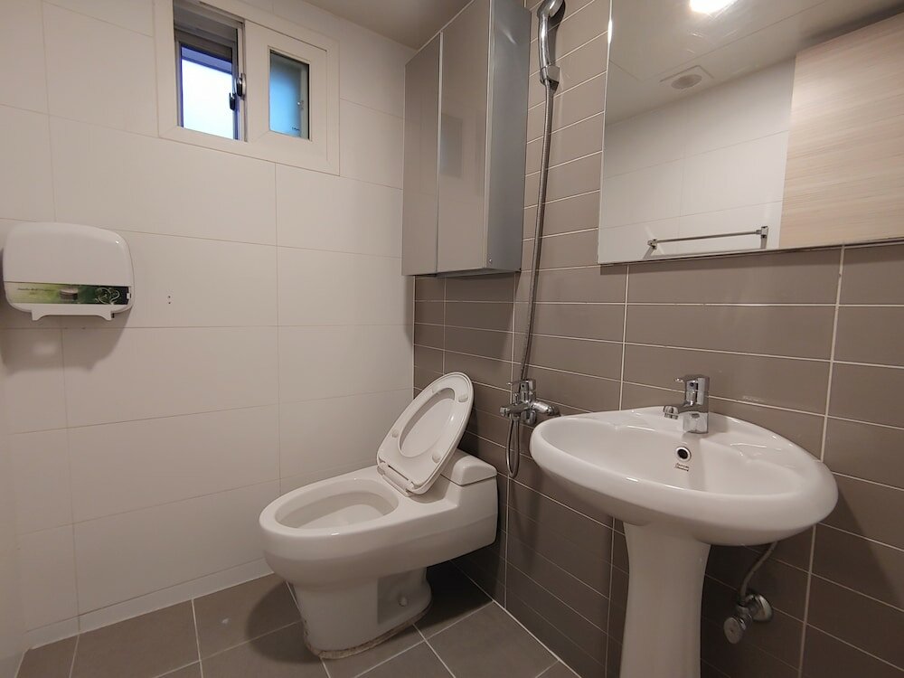 Фото Kw Hongdae Line Hostel