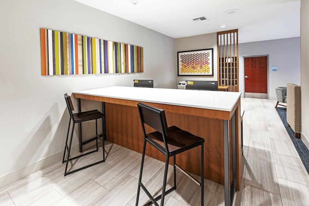 Фото Holiday Inn Express & Suites West, an Ihg Hotel