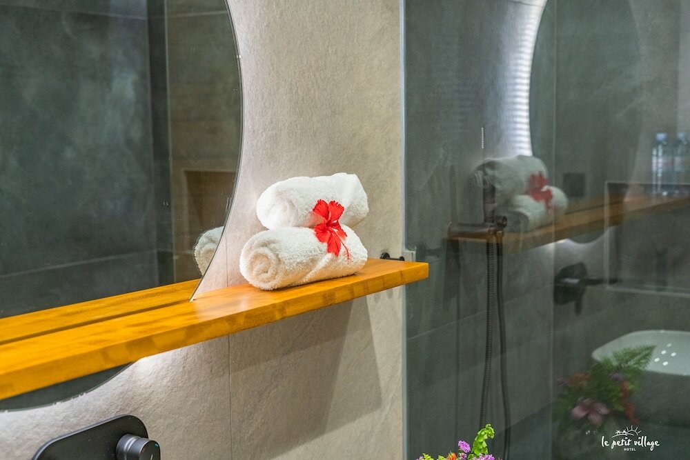 Фото Le Petit Village Hotel