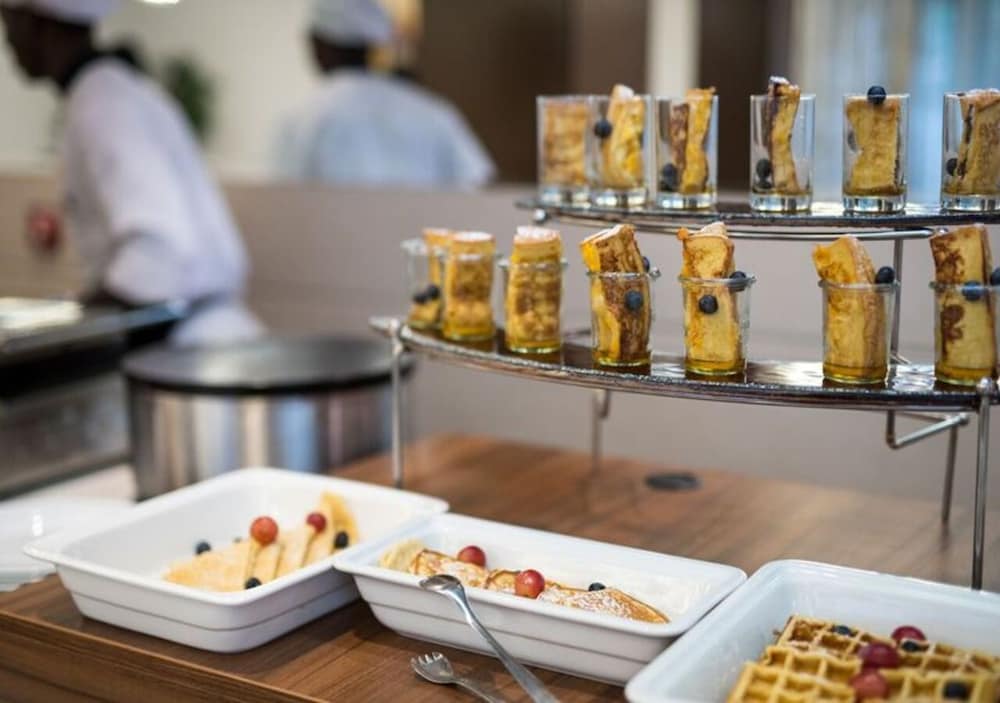 Фото The Envoy Hotel