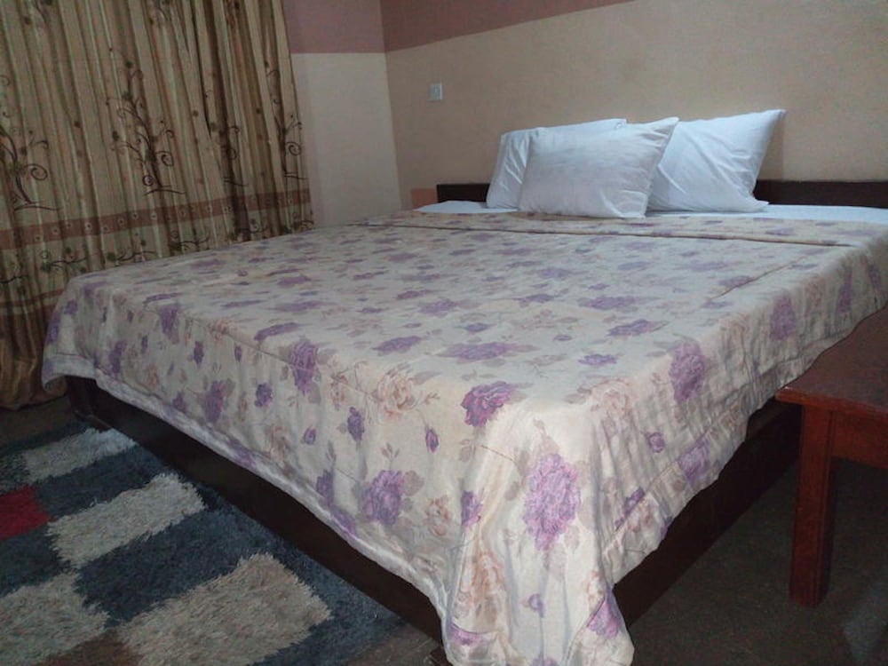 Фото First Laurel Hotel & Suites