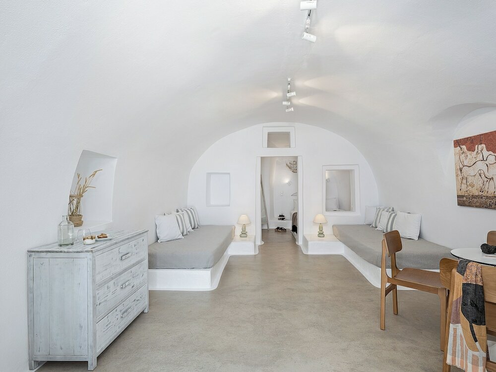 Фото On The Rocks Hotel