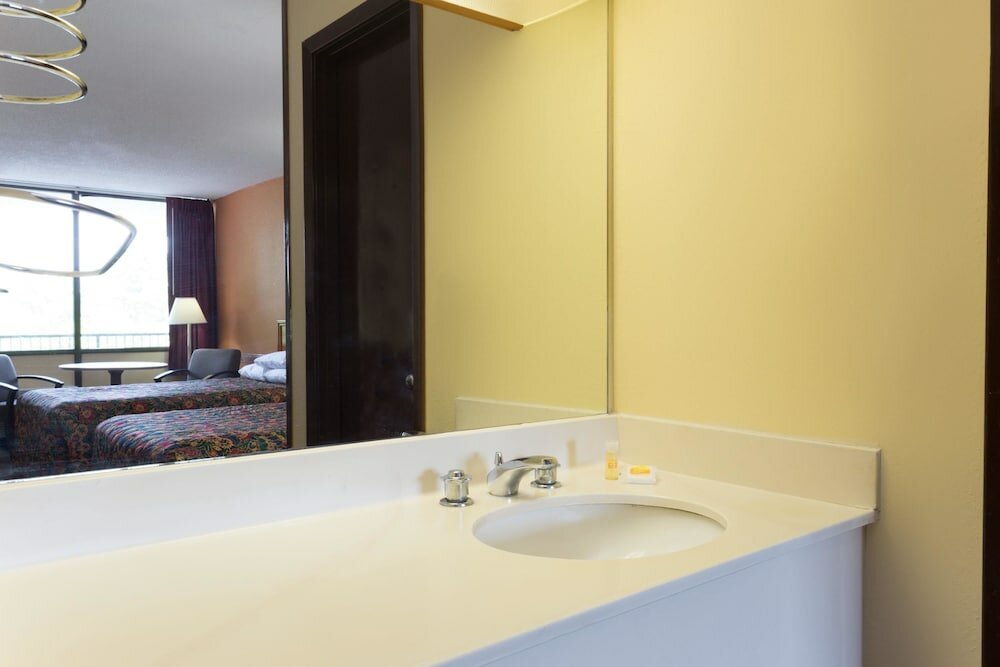 Фото Days Inn by Wyndham Raleigh Downtown South