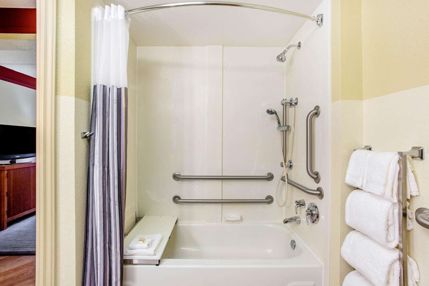 Фото La Quinta Inn & Suites by Wyndham Raleigh Crabtree