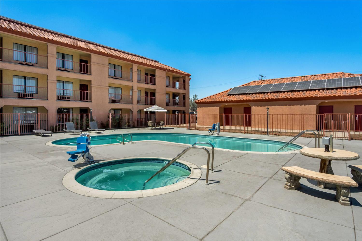 Фото Days Inn by Wyndham Fontana Rialto