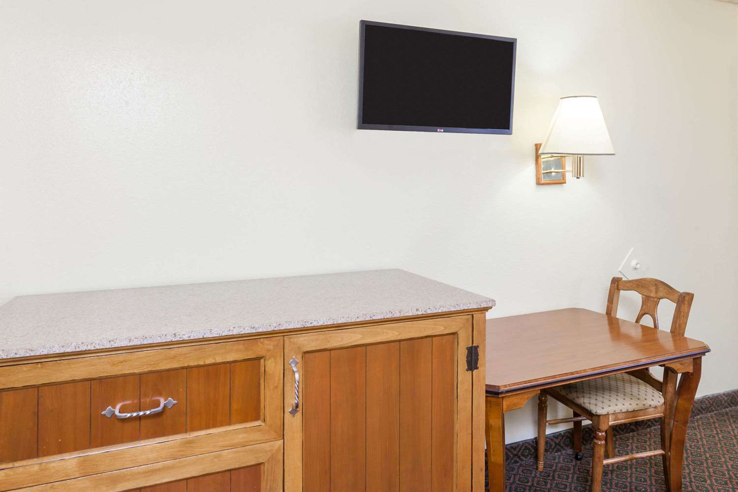 Фото Travelodge by Wyndham Fullerton Near Anaheim