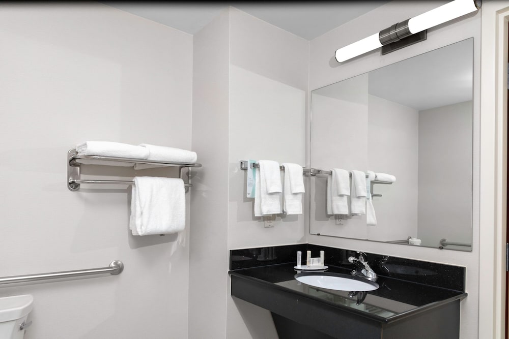 Фото Fairfield Inn & Suites by Marriott Wichita Downtown