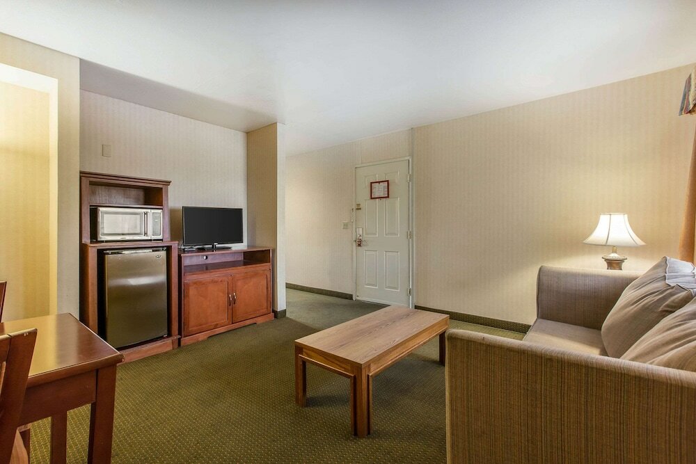 Фото Econo Lodge Inn & Suites Riverside - Corona