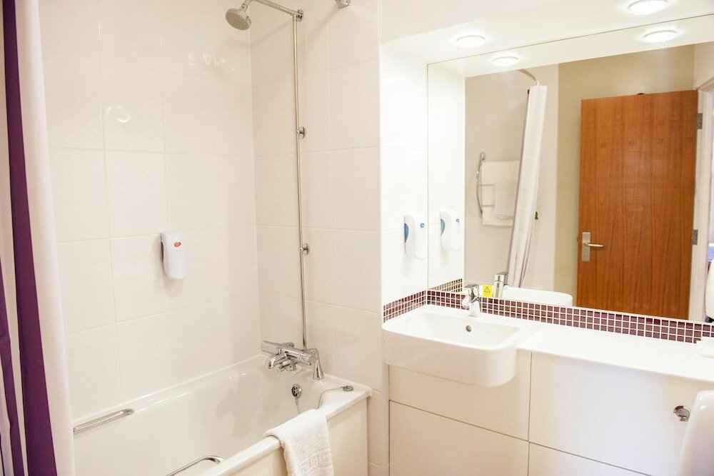 Фото Premier Inn London Putney Bridge