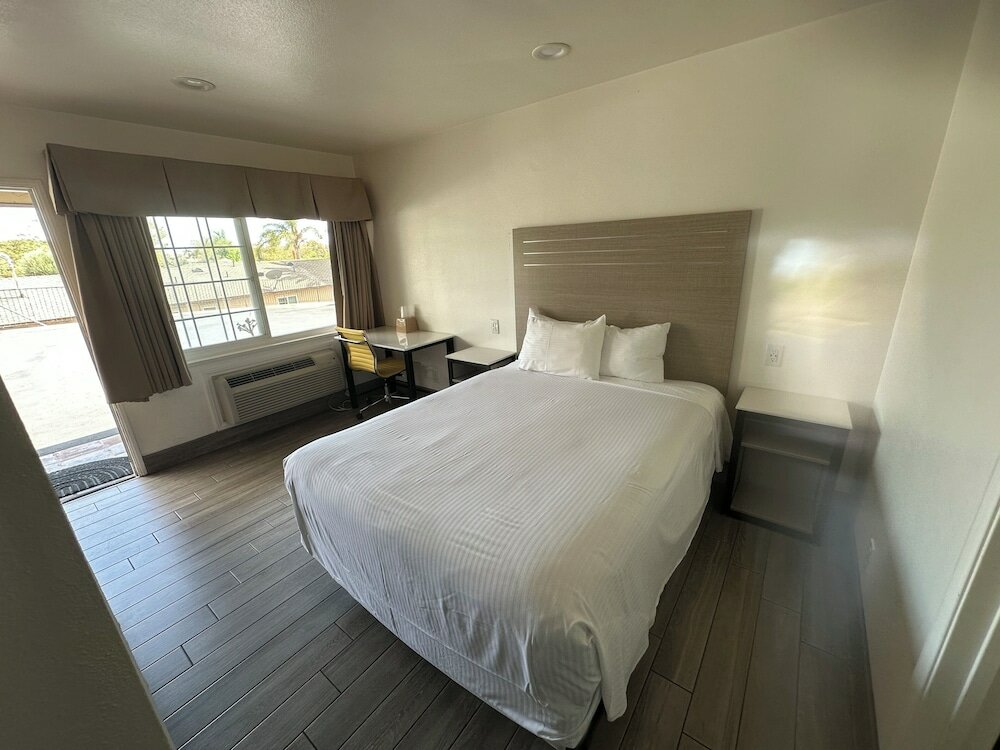 Фото Town and Country Inn