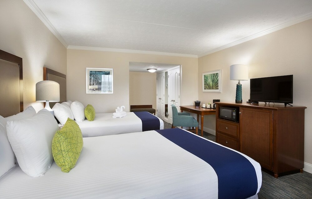 Фото Sea Crest Oceanfront Resort