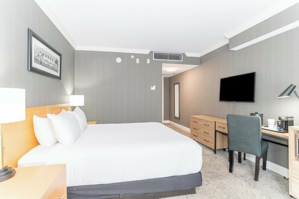 Фото Sandman Signature Vancouver Airport Hotel & Resort
