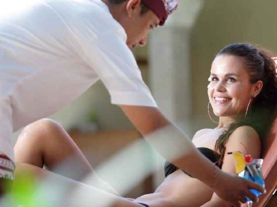 Фото Adhi Jaya Hotel